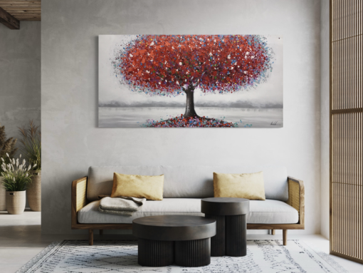 Een schilderij met een rode boom.