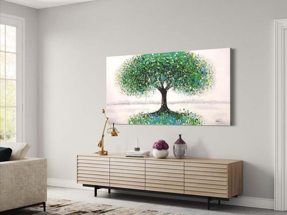 Een schilderij met een groene boom