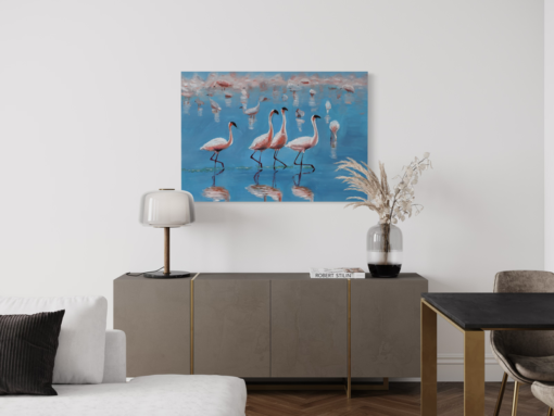 Een schilderij met flamingo's