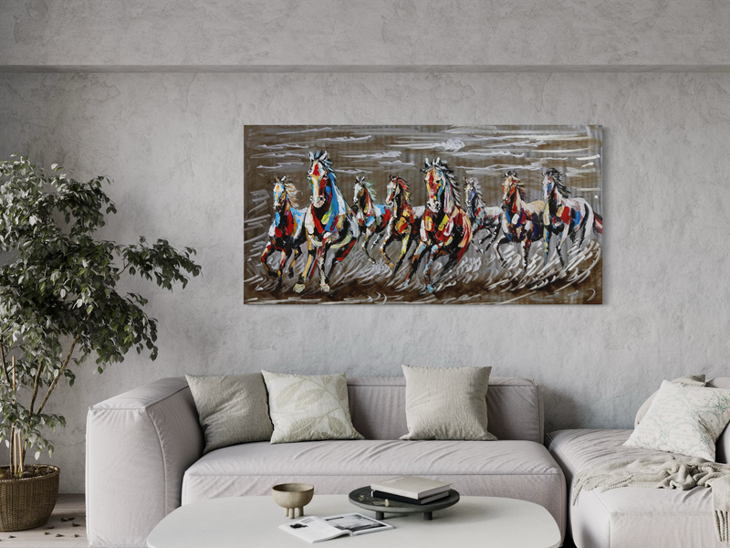 Een schilderij met galopperende paarden