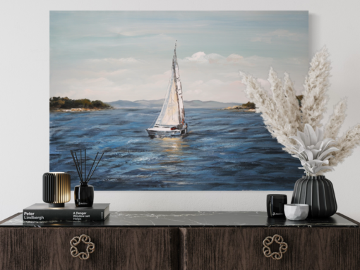 Een schilderij met een zeilboot