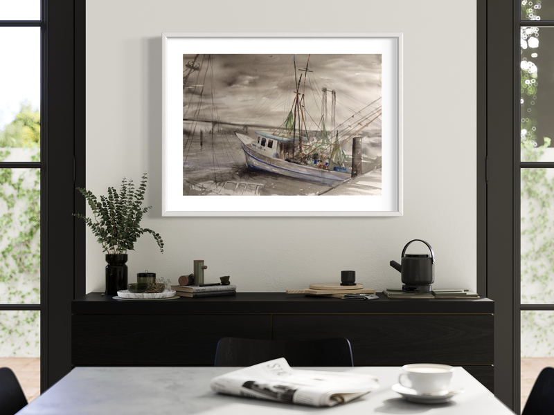 Een schilderij met een vissersboot