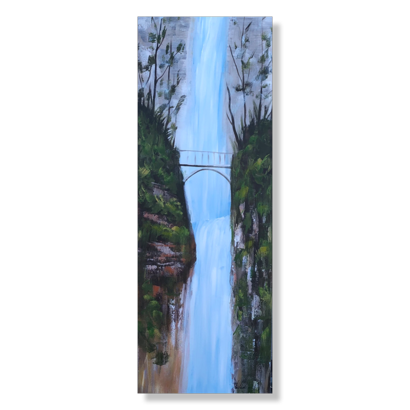 Een schilderij met een waterval