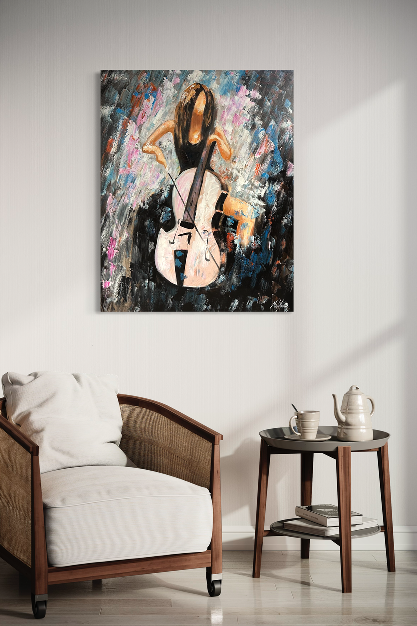 Een schilderij met een vrouw die cello speelt