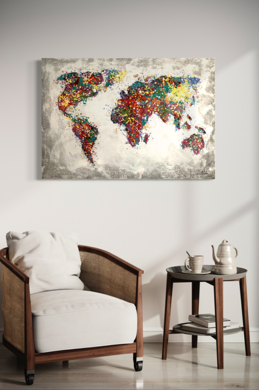 Een schilderij met een wereldkaart