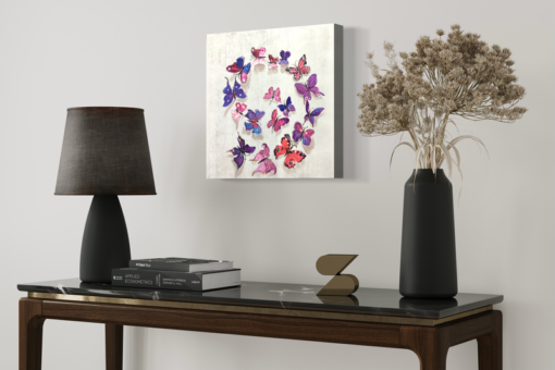 Een schilderij met vlinders