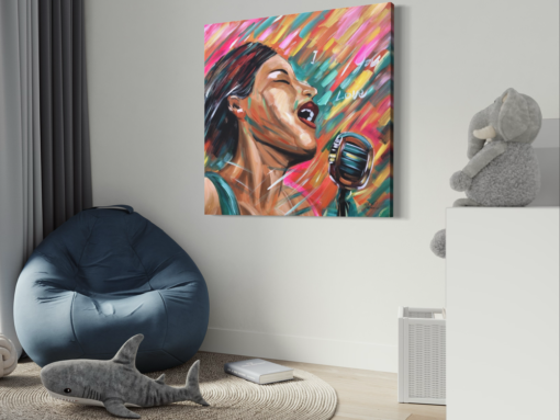 Een schilderij met een zingende vrouw
