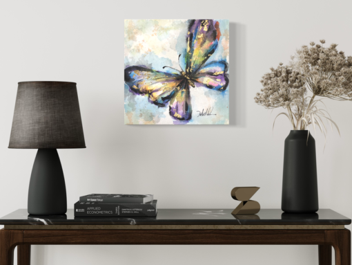 Een schilderij met een vlinder