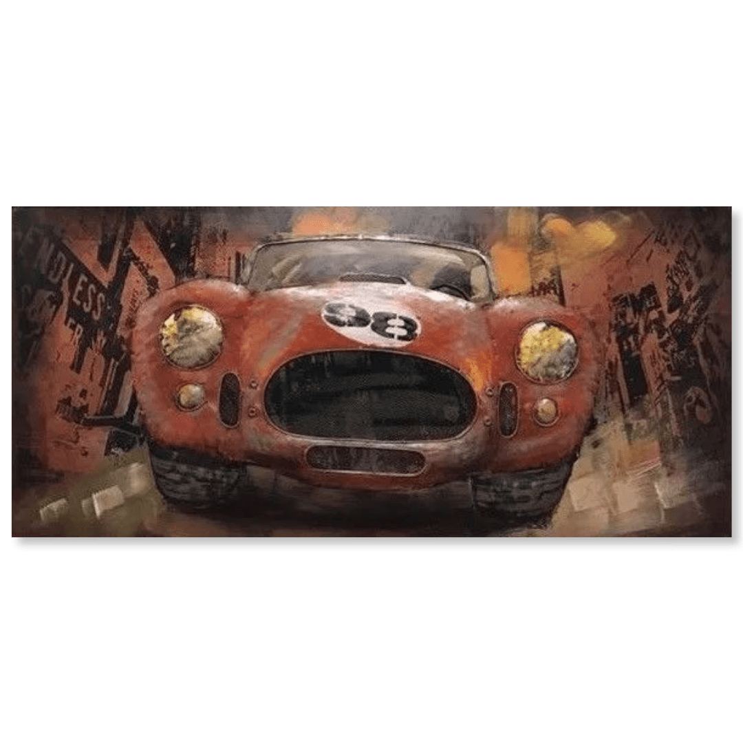 Een metalen schilderij met een rode sportwagen