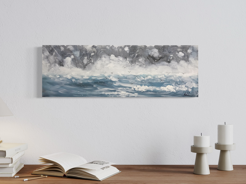 Een schilderij met een oceaan